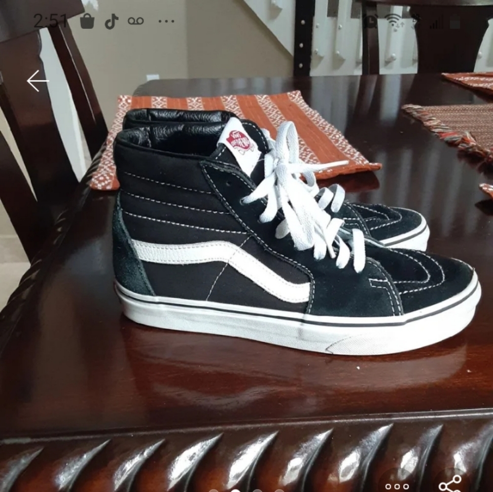 Van's - Picture 2 of 3